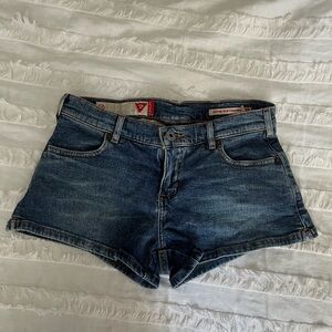 Vintage low rise guess jean shorts💙